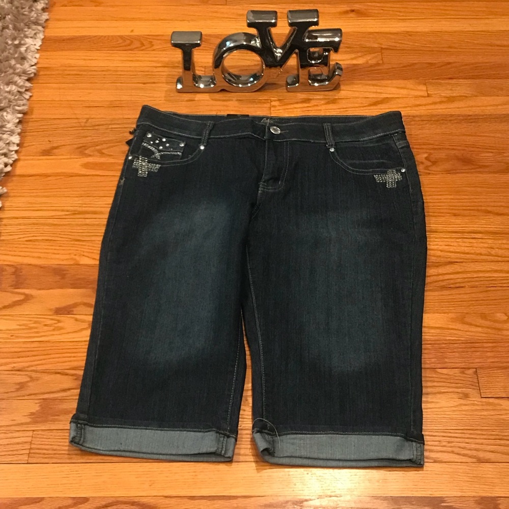 WOMEN’S JEAN KNEE LENGTH SHORTS